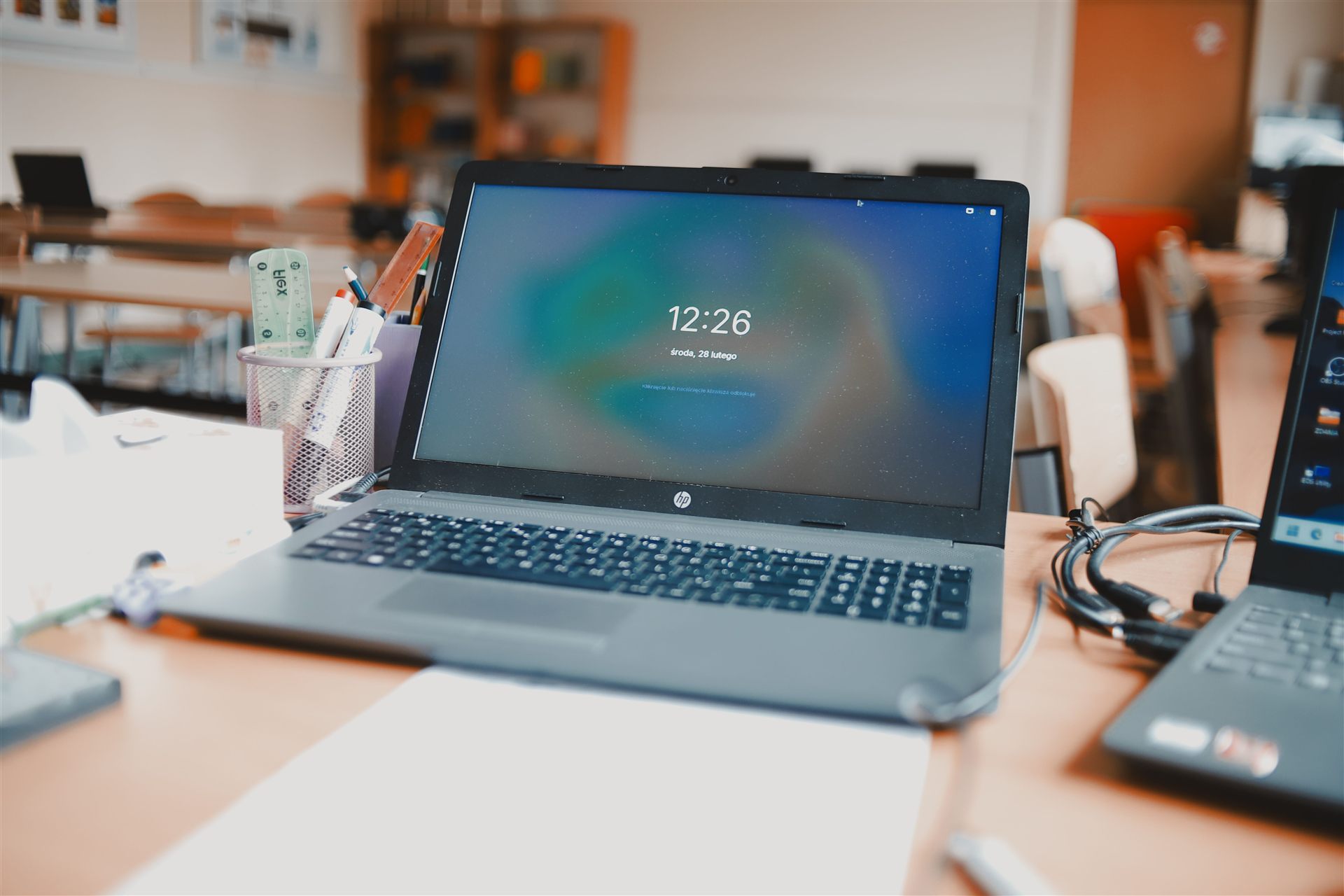 Laptop na biurku w polskim biurze